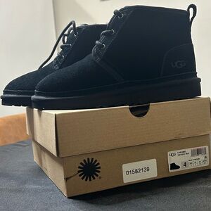 ⭐️   UGG Big Kids Black Chukka Boots